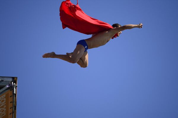 Чешский дайвер Михал Навратил ради шутки ныряет в образе супермена после финальных соревнований по прыжкам в высоту в Барселоне, Испания.  - Sputnik Казахстан