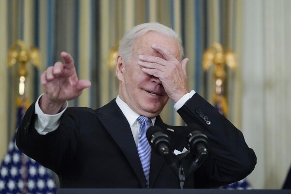 Президент США Джо Байден шутит о том, к какому репортеру обратиться с вопросом, Белый дом, Вашингтон, США. - Sputnik Казахстан