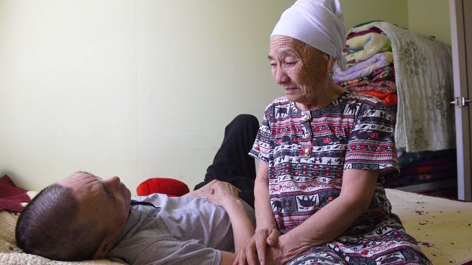За пострадавшим сейчас ухаживает его 76-летняя мать Фарзана Тилекеева  - Sputnik Казахстан, 1920, 31.03.2023