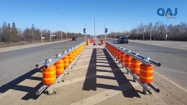 КазАвтоЖол устанавливает новые виды барьерных разделителей, которые снижают риск аварий  - Sputnik Казахстан