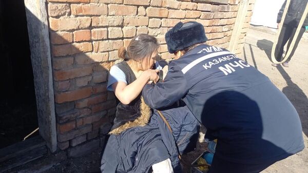 Спасатели Семея вытащили женщину и ребенка из-под завала обрушившейся крыши - Sputnik Казахстан