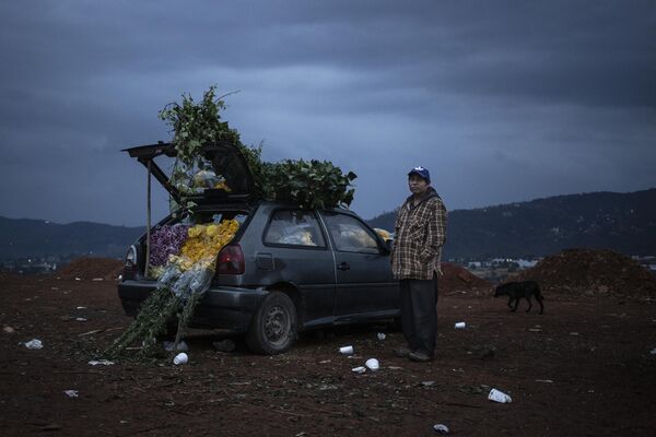 &quot;Прекрасный яд&quot;, автор Кристофер Рогель Бланке, Мексика. Мужчина продает свои цветы, выставляя их в припаркованной машине на цветочном рынке Вилла Герреро.  На этом рынке каждый день продаются тонны цветов для отправки по стране и за границу. Этот фотопроект, документирует проблему, связанную с неограниченным использованием агрохимикатов в цветочной индустрии в районе Вилья-Герреро, Мексика.  - Sputnik Казахстан