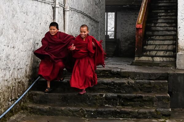 Будь физически активным и легким на подъем, как можно чаще совершай прогулки.  На фото: молодые буддийские монахи играют в перерывах между молитвами в монастыре в городе Таванг на северо-востоке индийского штата Аруначал-Прадеш. - Sputnik Казахстан