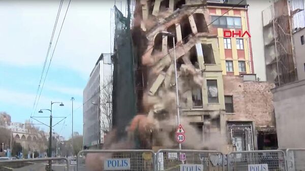 Момент обрушения 5-этажного дома в Бейоглу заснят на камеру. Видео - Sputnik Қазақстан