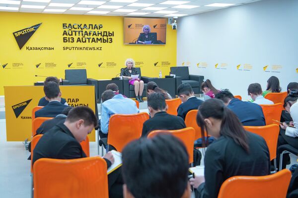 В мультимедийном пресс-центре Sputnik-Казахстан прошел Тотальный диктант  - Sputnik Казахстан