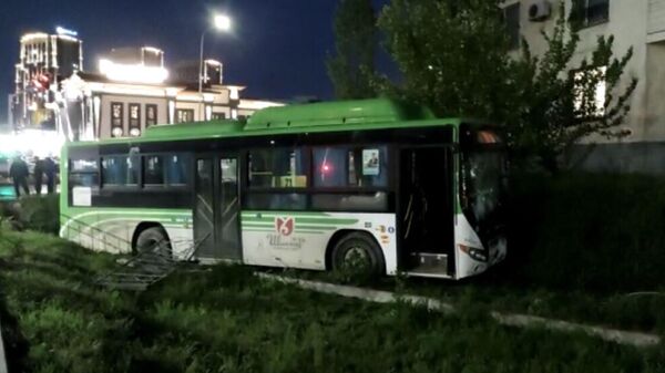 Автобус без водителя насмерть сбил пешеходов в Шымкенте  - Sputnik Казахстан