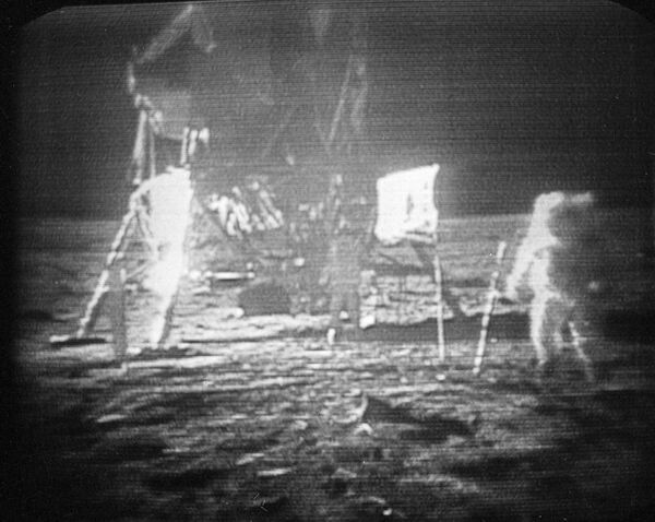 Американский астронавт &quot;Аполлона-11&quot; Нил Армстронг во время хождения по Луне. - Sputnik Казахстан