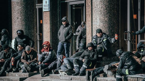 Забастовка нефтяников: ситуация у здания Минэнерго - Sputnik Казахстан