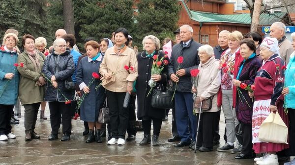В  Международный день памяти узников концлагерей в алматинском парке 28 героев-панфиловцев торжественно возложили цветы к Вечному огню
 - Sputnik Казахстан