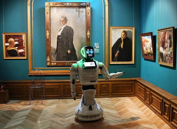 Экскурсияшы-робот – Қиыр Шығыстағы алғашқы музей андроиды сурет галереясында орналасқан. Робот адамның сөзі мен бет-әлпетін тани алады, музейді аралай алады, қонақтарға навигация бойынша көмектесе алады, музей тарихы туралы әңгімелейді, келушілерді суретке түсіреді, сонымен қатар келушілермен эмоционалды байланыс орната отырып, адамдарды есте сақтай алады. - Sputnik Қазақстан