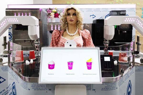Робот-буфетчица Дуняша на презентации роботизированного кафе в компании Промобот в Перми - Sputnik Казахстан