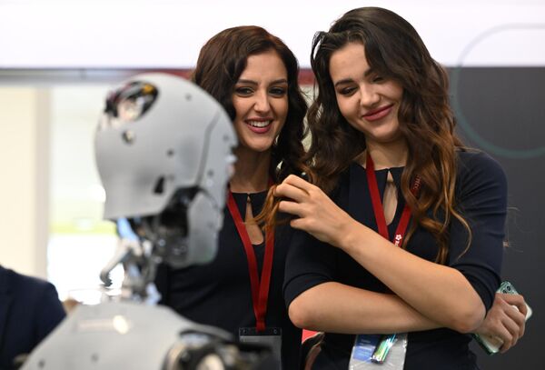 Девушки рассматривают сервисного робота-промоутера &quot;Алекса&quot; на Восточном  экономическом форуме во Владивостоке. - Sputnik Казахстан