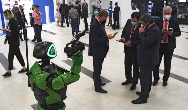 Робот-видеооператор на Восточном экономическом форуме во Владивостоке - Sputnik Казахстан