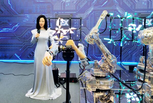 Бейжіңдегі World Robot Conference шарасындағы әнші-робот. - Sputnik Қазақстан