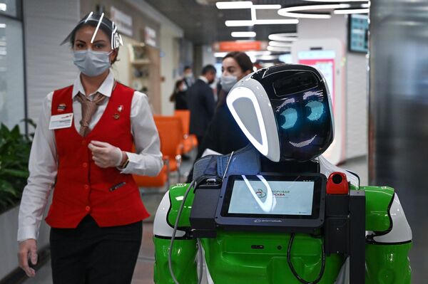 Робот-информер во центре госуслуг в Москве. - Sputnik Казахстан