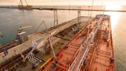 Морской порт Актау. Нефтеналивной причал №5 ГНПС "Актау" Мангистауского нефтепроводного управления. Танкер "Абай" при наливе нефти