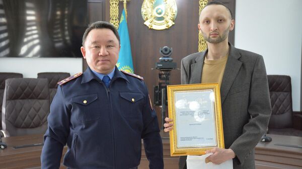 Полицейские поощрили смелого библиотекаря, усмирившего агрессивного хулигана в автобусе - Sputnik Казахстан