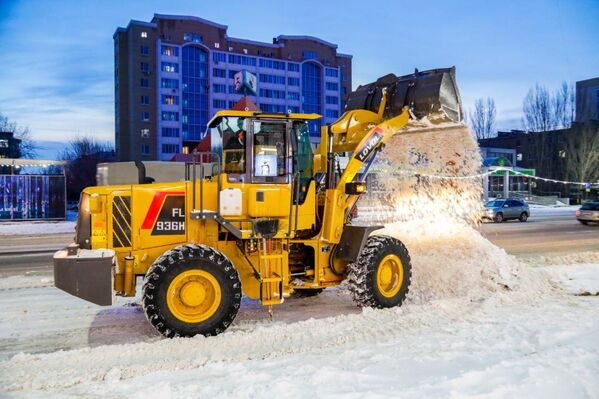В ночь с 16 на 17 апреля из столицы вывезли более 23 тысяч кубометров снега, или 1 671 грузовик. - Sputnik Казахстан