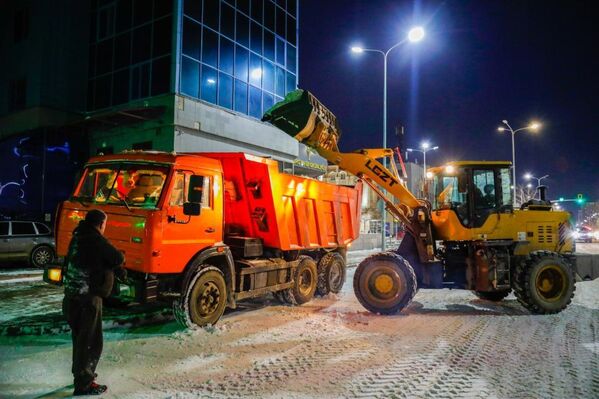 Городские службы вывозят снег КамАЗами!  - Sputnik Казахстан