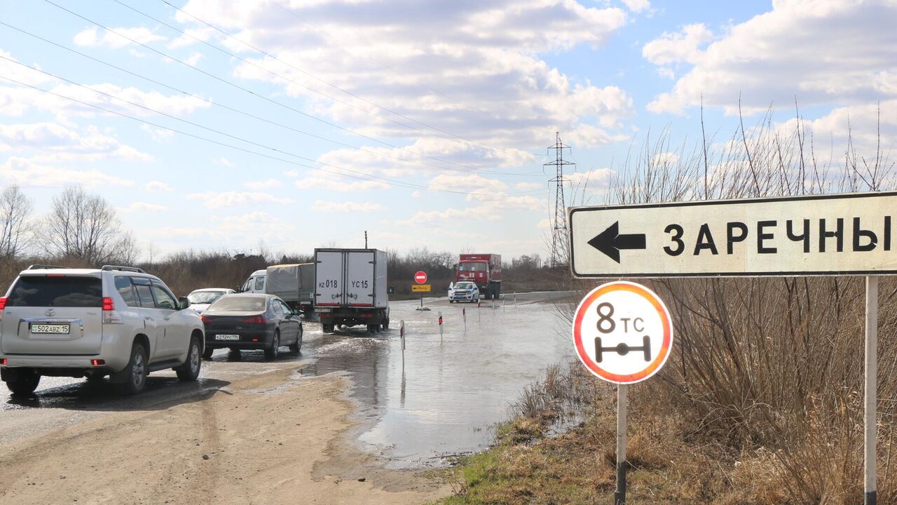 Сигнальные столбики в воде: паводок затопил международную трассу близ  Петропавловска - 16.04.2023, Sputnik Казахстан