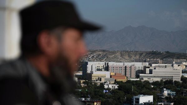 Боец талибов стоит на на вершине холма Вазир Акбар Хан - Sputnik Қазақстан