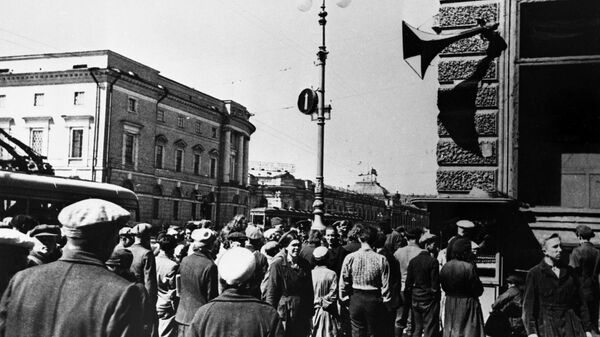 Жители Ленинграда 22 июня 1941 года во время объявления по радио правительственного сообщения о нападении фашистской Германии на Советский Союз - Sputnik Казахстан