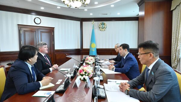 Спикер мажилиса принял управляющего директора Евразийского подразделения корпорации Chevron Дерека Магнесса - Sputnik Казахстан