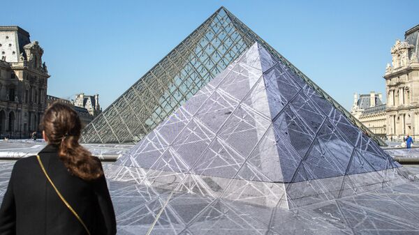 Инсталляция на пирамиде Лувра в честь её 30-летия - Sputnik Казахстан