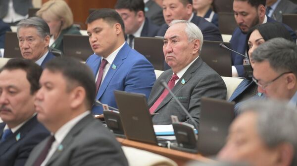 Жигули Дайрабаев ( в центре фото) - Sputnik Казахстан