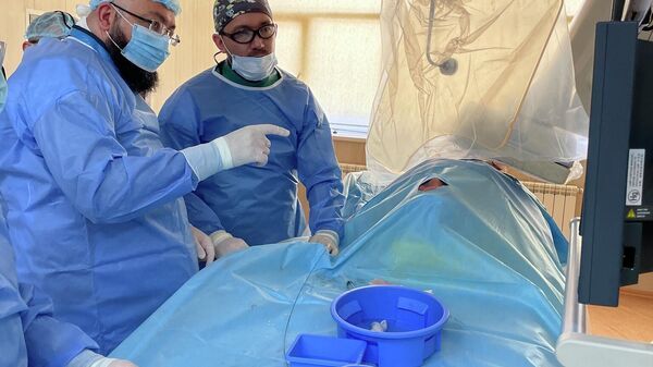 Впервые в Казахстане турецкий врач провел в Павлодаре операции с баллонными катетерами - Sputnik Казахстан