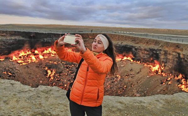 Кратер &quot;Врата ада&quot;, пустыня Каракум, Туркменистан. &quot;Врата ада&quot; – это огнедышаший невероятных размеров кратер в пустыне Каракум, который горит больше 40 лет. Об этой загадочной местности ходят много легенд, а местные жители считают ее входом в потусторонний мир. - Sputnik Казахстан