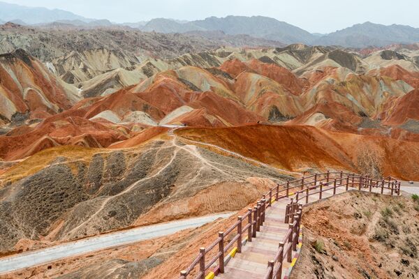 Разноцветные холмы в Китае - геологический парк Данься. Красочные холмы, сформированные из красного песчаника, напоминают совершенную живопись, созданную самой природой. Цвета геологического парка – от алого до небесно-голубого – похожи на разлитую по возвышенностям палитру красок. С помощью разноцветных скал Чжанъе Данься можно изучать историю нашей планеты. Они помогают наглядно увидеть, как именно формировался и изменялся со временем рельеф Земли. - Sputnik Казахстан