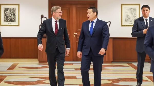  Перспективы дальнейшего укрепления казахстанско-чешского сотрудничества обсудили премьер-министр Казахстана Алихан Смаилов и премьер-министр Чехии Петр Фиала - Sputnik Казахстан