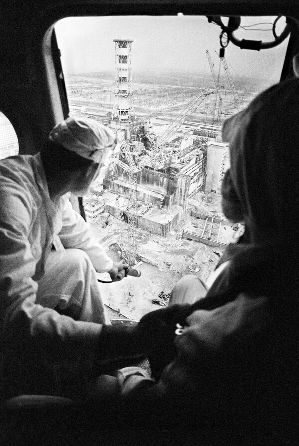 26 апреля отмечается Международный день памяти о чернобыльской катастрофе. На фото: дозиметристы осуществляют замер радиации. Фото из серии &quot;Летний дневник Чернобыля&quot;, 1986 год. - Sputnik Казахстан