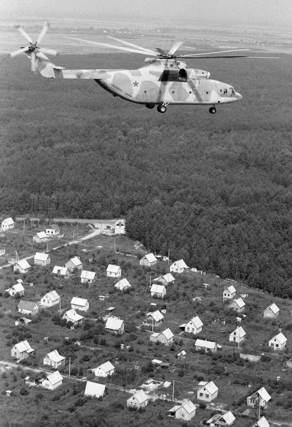 Вертолет Ми-26 с дозиметристами на борту контролирует обстановку в районе Чернобыльской АЭС после катастрофы - Sputnik Казахстан