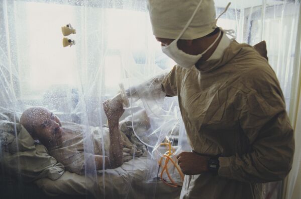 Пострадавший от аварии на Чернобыльской АЭС (26 апреля 1986 года) на лечении в 6-й городской клинической больнице Минздрава СССР. Знакомство с американским доктором Робертом Питером Гейлом. - Sputnik Казахстан