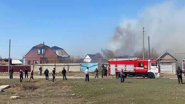 Взорвались три баллона -Несколько частных домов горят в Заречном - Sputnik Казахстан