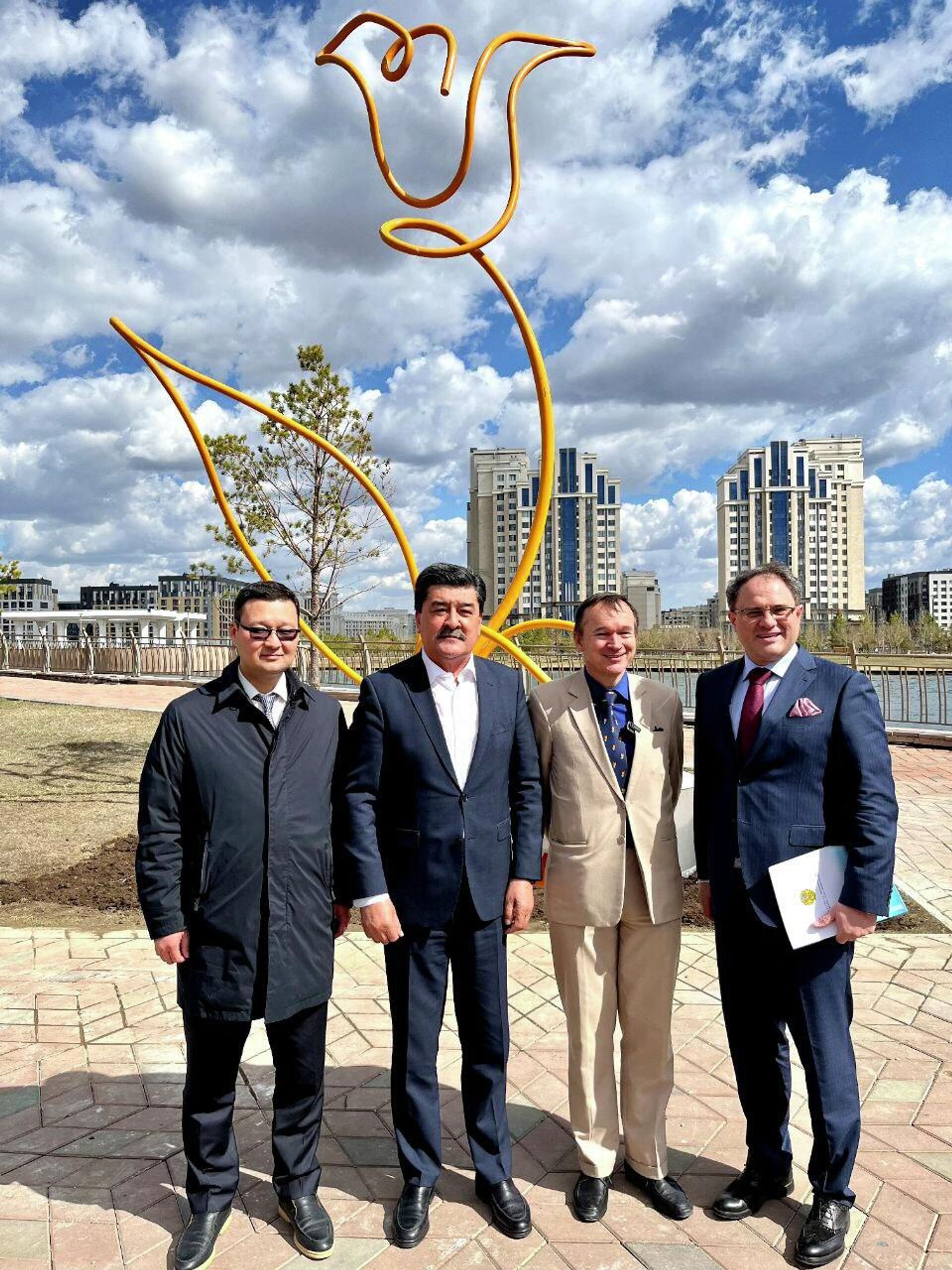 В Астане в самом центре Ботанического сада состоялась торжественная церемония открытия скульптуры Тюльпан - Sputnik Казахстан, 1920, 25.04.2023