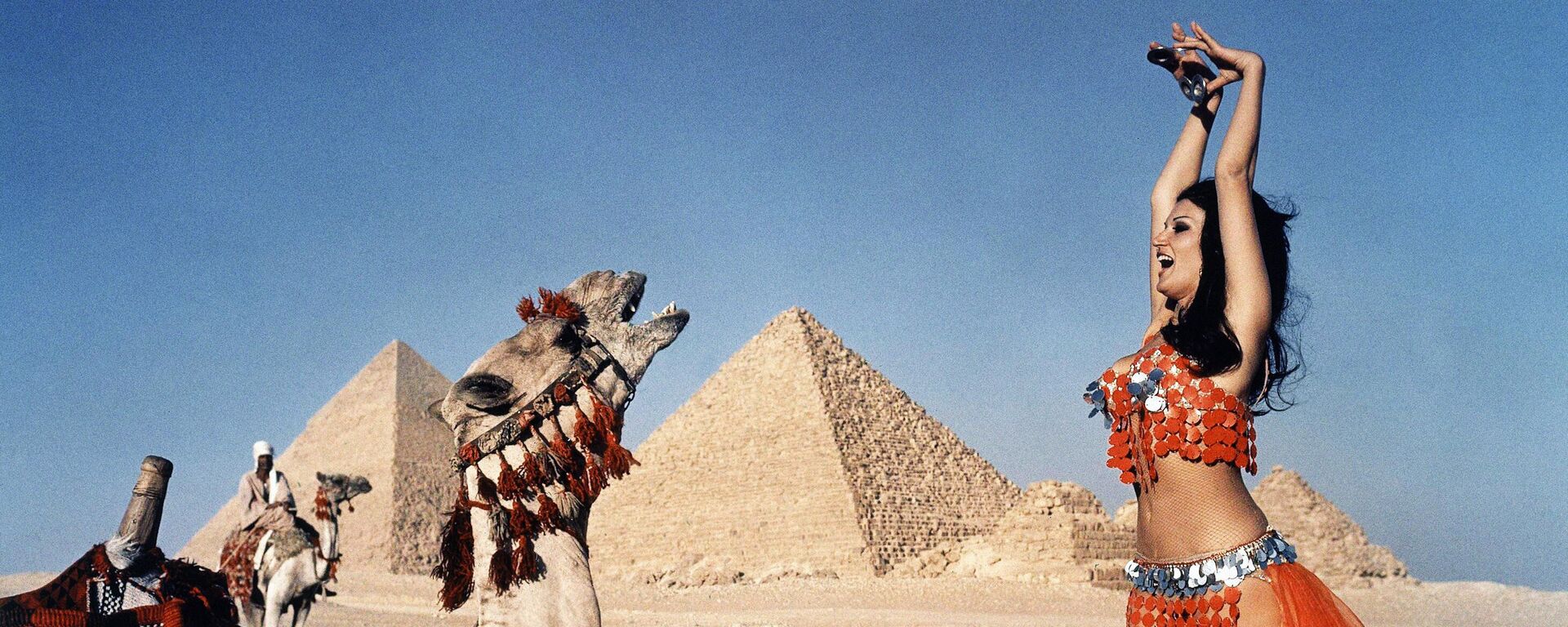 Танцовщица исполняет танец живота у пирамид в Гизе, Египет - Sputnik Қазақстан, 1920, 02.07.2023