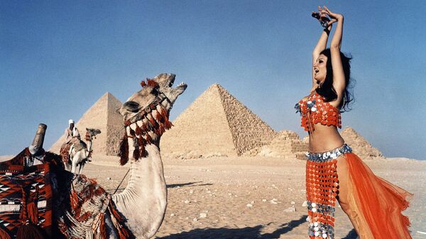 Танцовщица исполняет танец живота у пирамид в Гизе, Египет - Sputnik Қазақстан