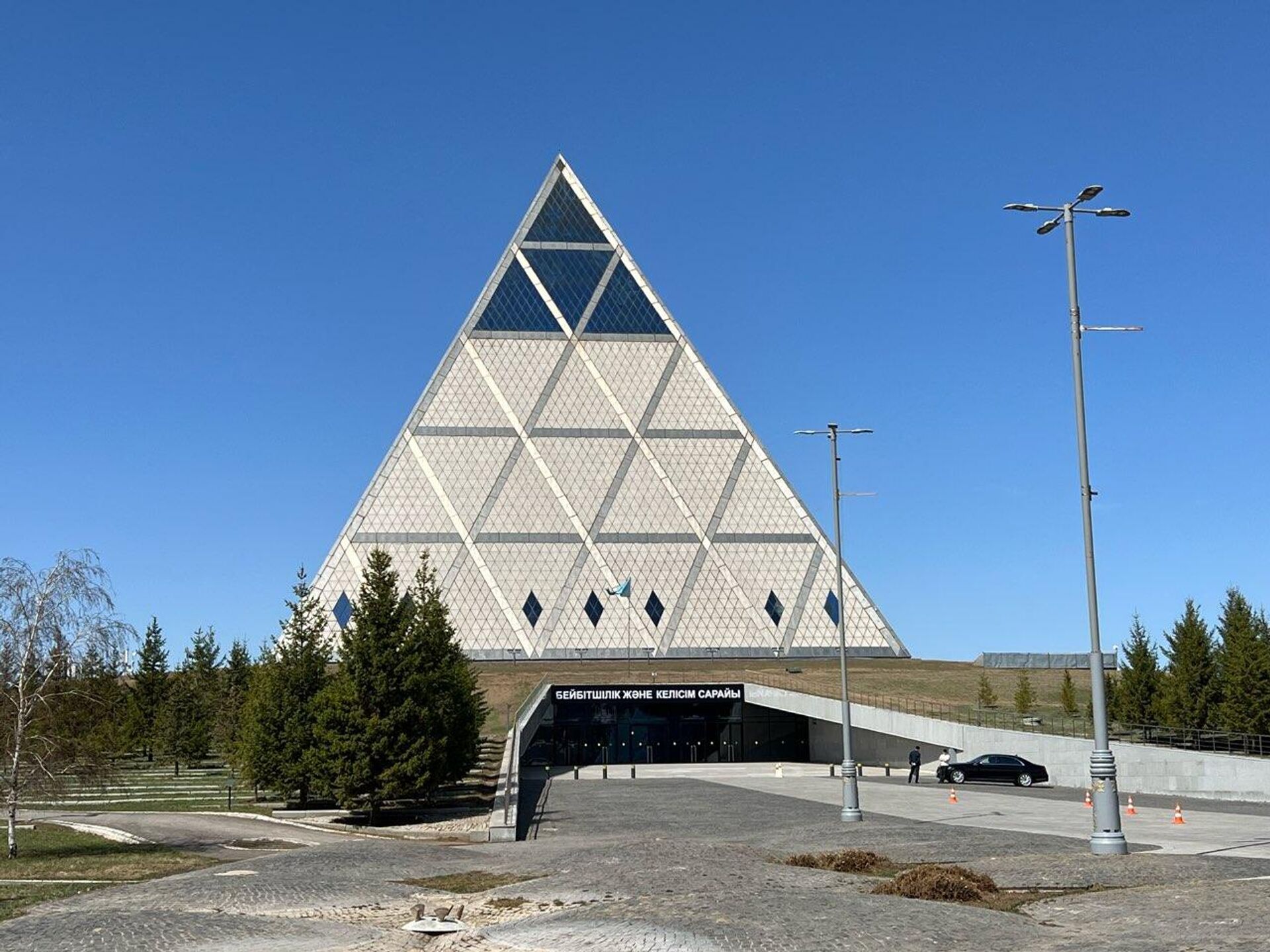 Автомобиль представительского класса у Дворца Мира и Согласия - Sputnik Казахстан, 1920, 31.01.2026