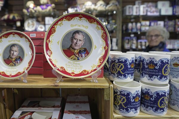 В честь коронации Карла III в Лондоне посуду украшают портретами монарха.  - Sputnik Казахстан