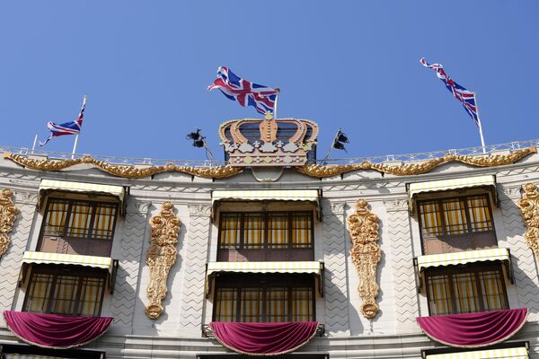 Фасад, имитирующий декор коронации 1953 года Оливера Месселя, украшает отель &quot;Дорчестер&quot; в Лондоне.  - Sputnik Казахстан