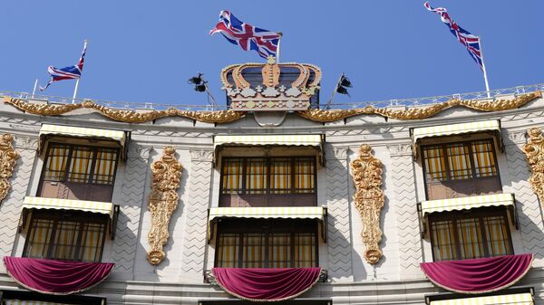 Оформление фасада отеля Дорчестер, имитирующий декор коронации 1953 года Оливера Месселя, Лондон, Великобритания - Sputnik Казахстан