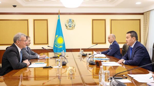 Премьер-министр Казахстана Алихан Смаилов и посол США в республике Дэниел Розенблюм - Sputnik Казахстан