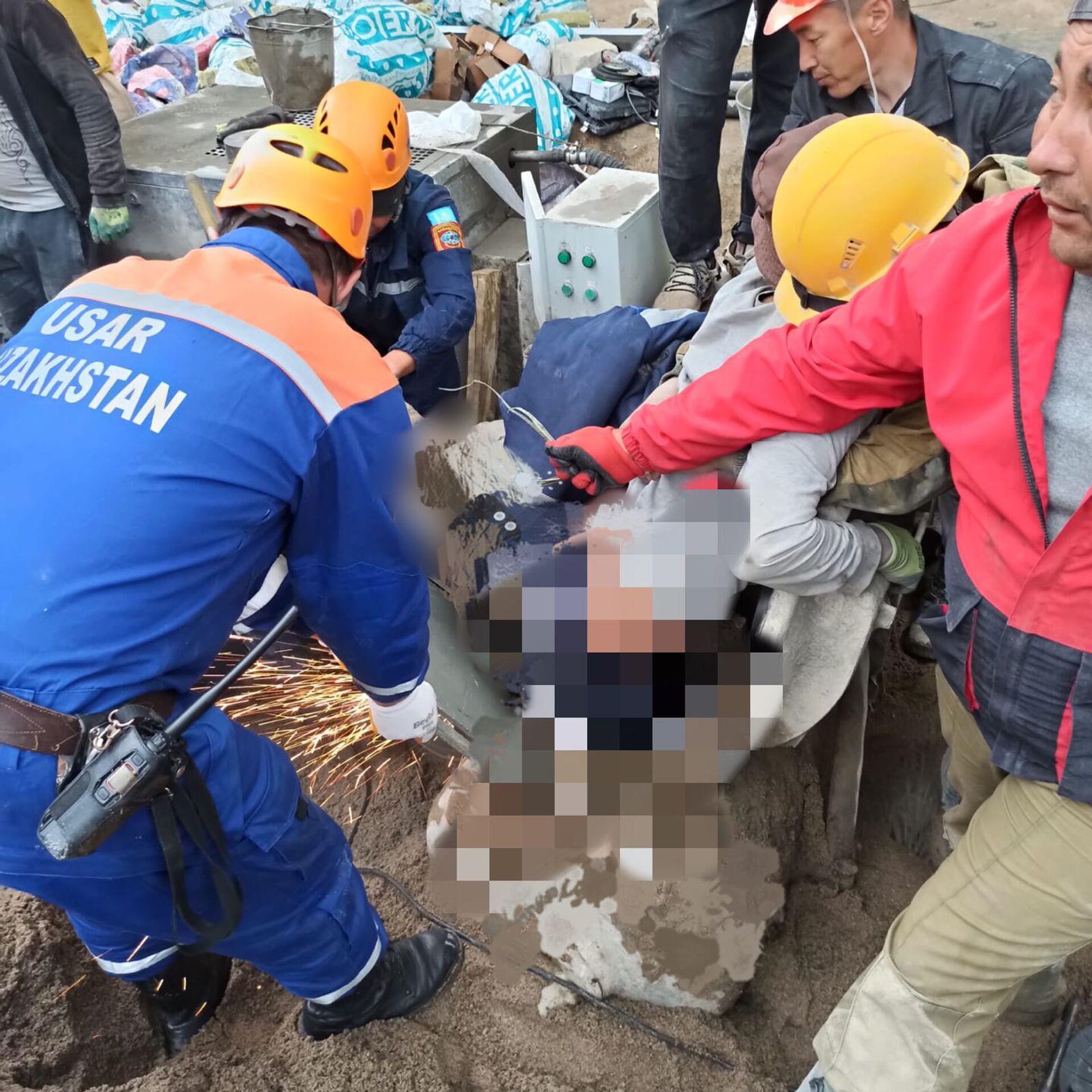 В Алматинской области на одной из строительных площадок, спасатели вытащили из бетономешалки застрявшего рабочего - Sputnik Казахстан, 1920, 30.04.2023