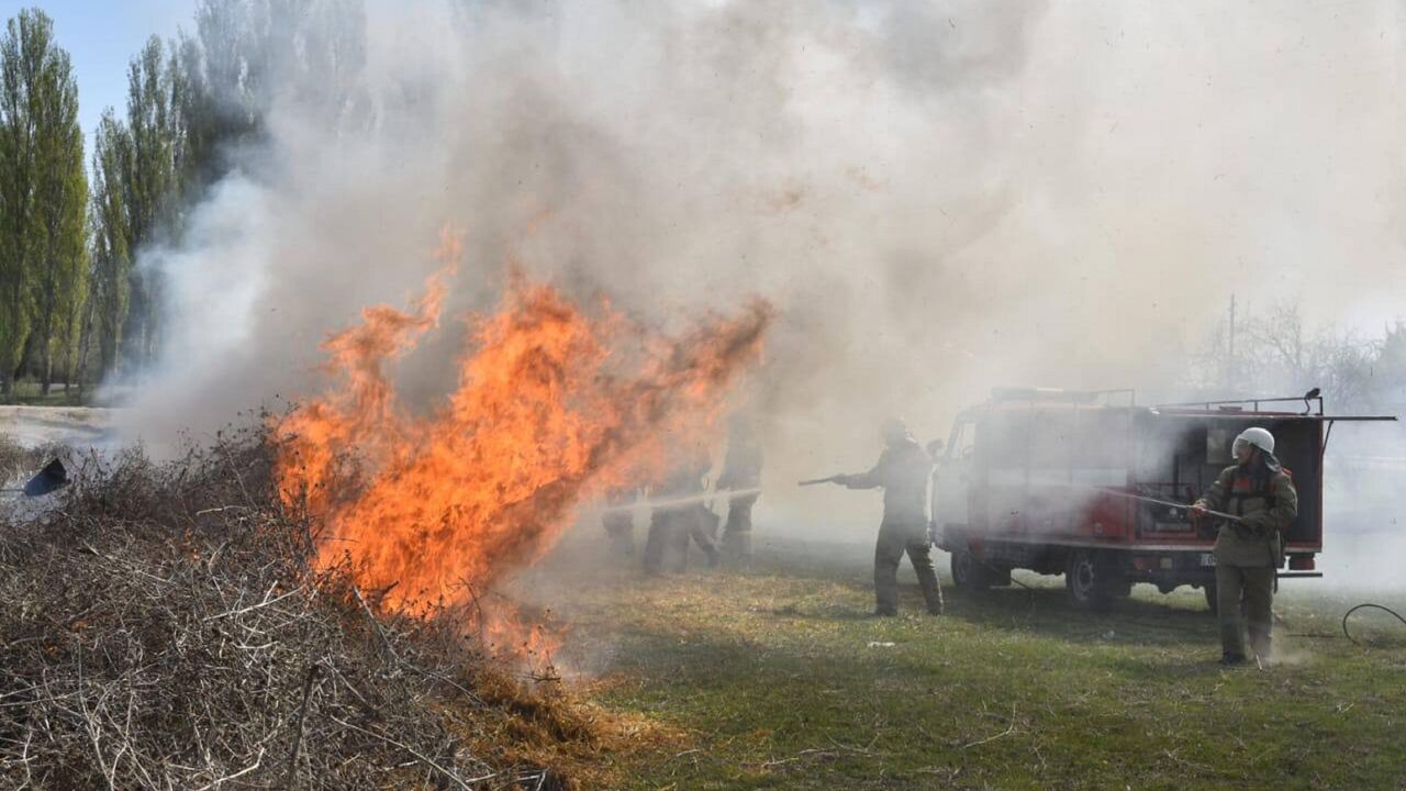 Дом сгорел у многодетной семьи из-за детской шалости на севере Казахстана -  01.08.2023, Sputnik Казахстан