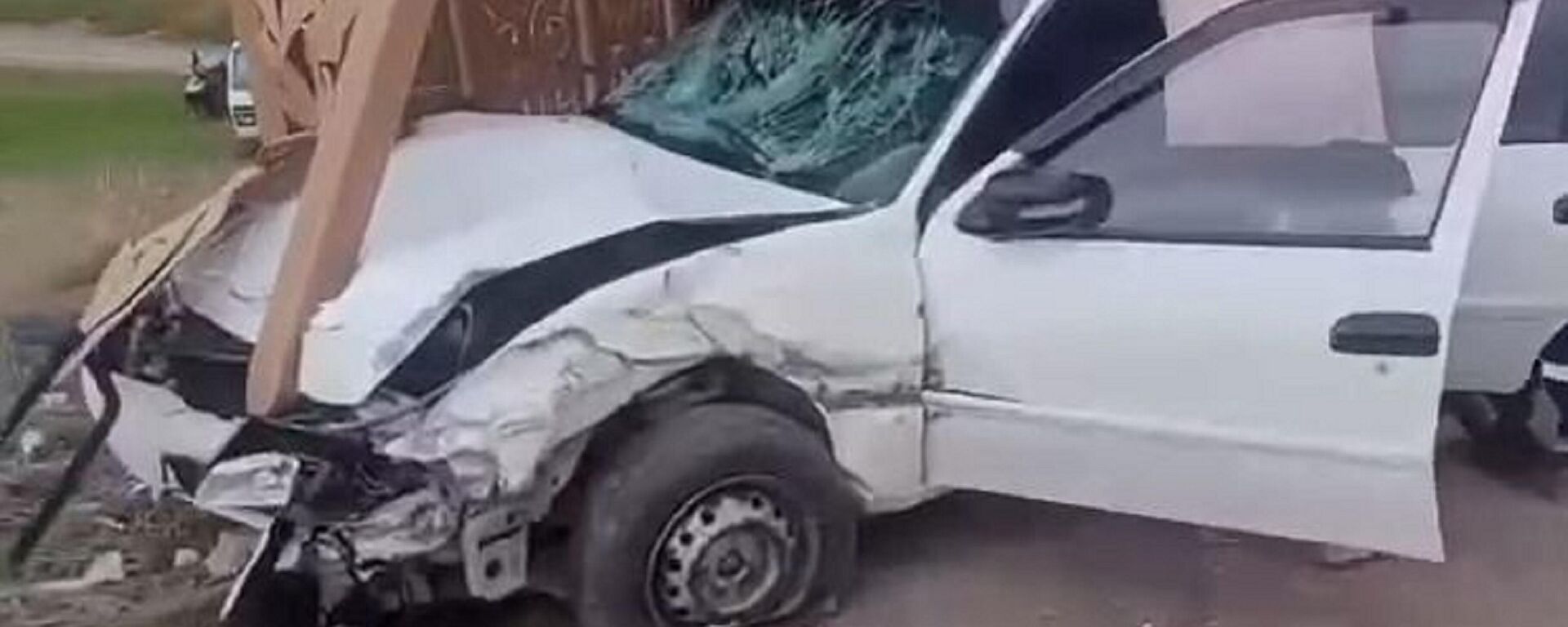 Шесть человек пострадали в аварии, когда автомобиль врезался в остановку на трассе в Алматинской области  - Sputnik Казахстан, 1920, 01.05.2023