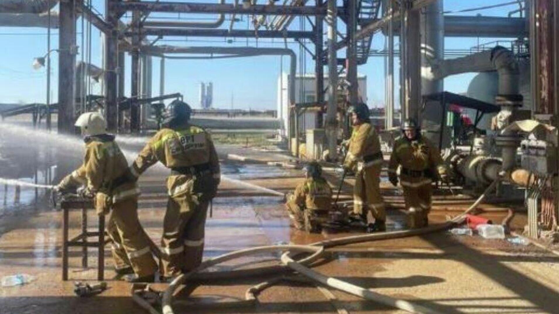 Пожар произошел на газоперерабатывающем заводе в Казахстане, пострадали четыре человека - Sputnik Казахстан, 1920, 03.05.2023