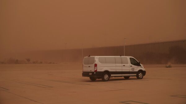 Транспортное средство припарковано во время пыльной бури , архивное фото - Sputnik Казахстан